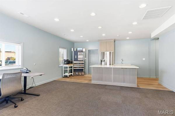 8600 Manchester RD, St Louis, MO 63144