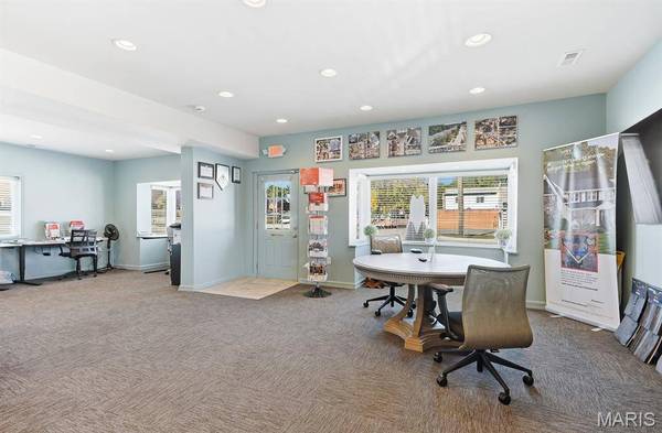 8600 Manchester RD, St Louis, MO 63144