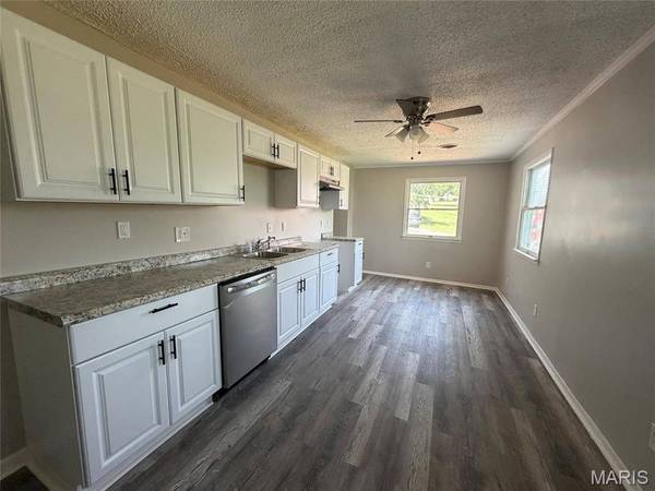 5116 Ringer RD, St Louis, MO 63129