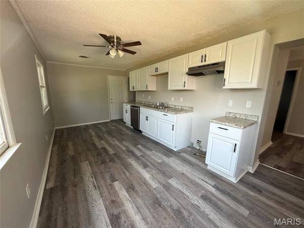5116 Ringer RD, St Louis, MO 63129