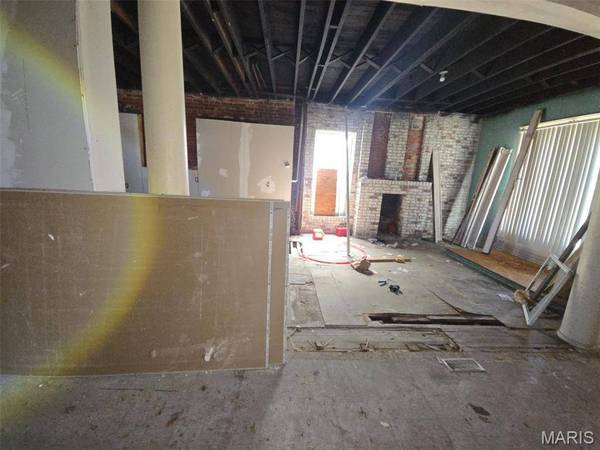 5045 Raymond AVE, St Louis, MO 63113