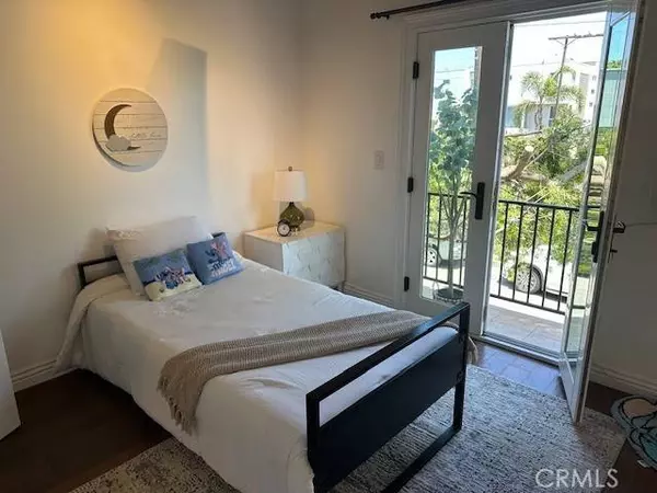 3315 Strongs DR, Venice, CA 90292