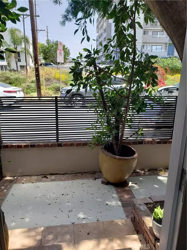 3315 Strongs DR, Venice, CA 90292