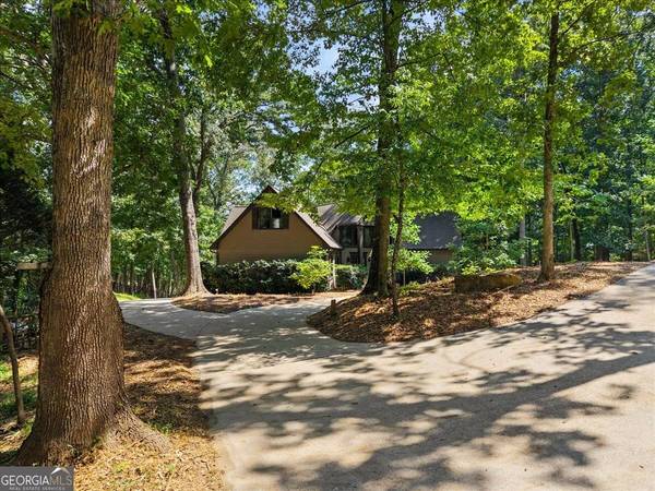 6680 Woodlake DR, Flowery Branch, GA 30542