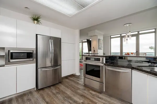 10082 148 ST #2304, Surrey, BC V3R 0S3