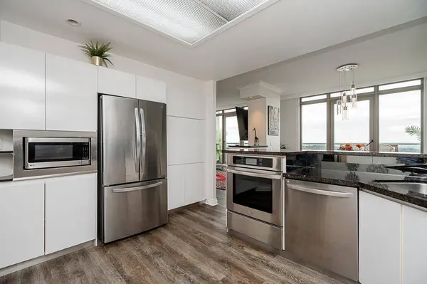 10082 148 ST #2304, Surrey, BC V3R0S3