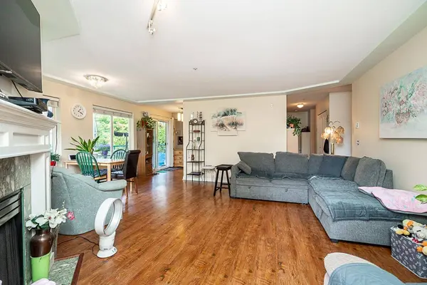 20443 53 AVE #209, Langley, BC V3A 7A6