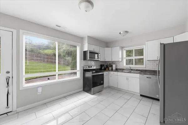 2343 Fairgreen Dr, Green Twp, OH 45238