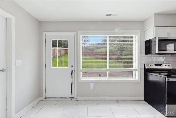 2343 Fairgreen Dr, Green Twp, OH 45238