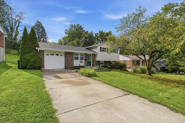 2343 Fairgreen Dr, Green Twp, OH 45238