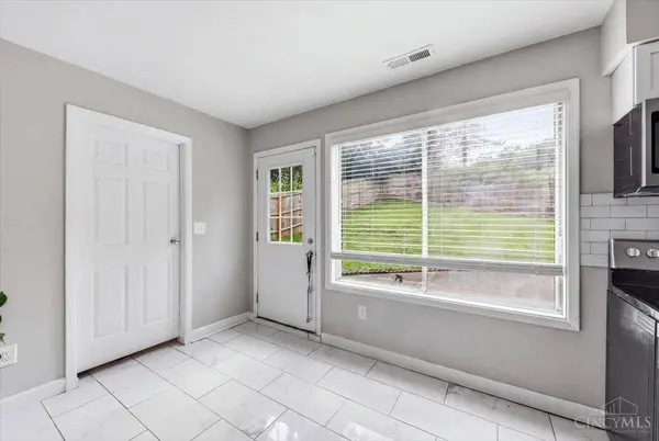 2343 Fairgreen Dr, Green Twp, OH 45238