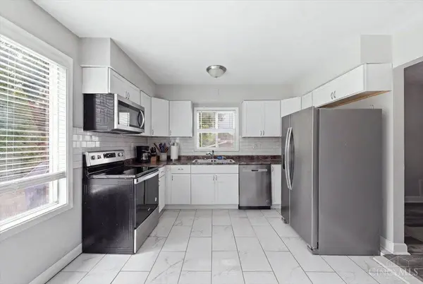 2343 Fairgreen Dr, Green Twp, OH 45238