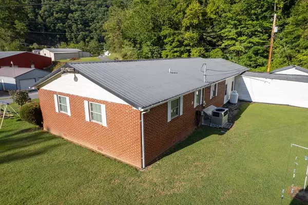 22 Potters Grocery Road, Ashcamp, KY 41512