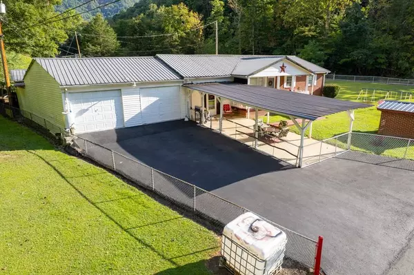 22 Potters Grocery Road, Ashcamp, KY 41512