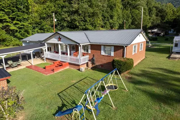 22 Potters Grocery Road, Ashcamp, KY 41512
