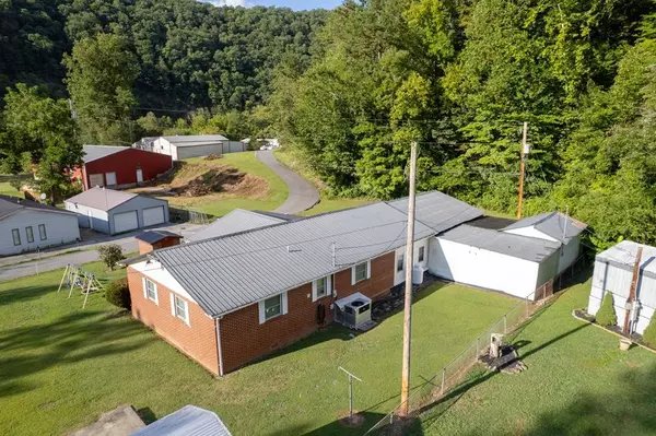 22 Potters Grocery Road, Ashcamp, KY 41512