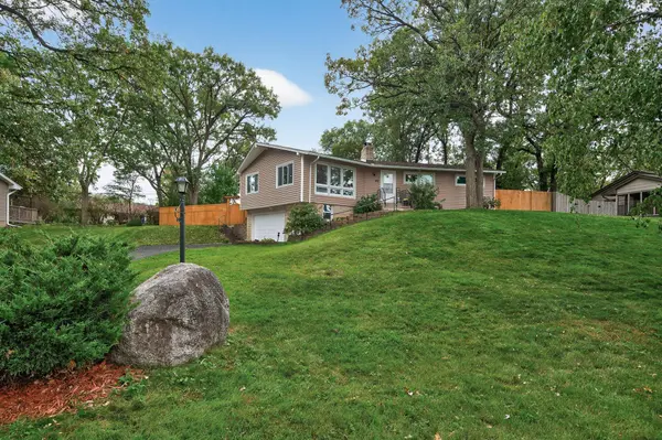 521 Timberland DR, Burnsville, MN 55337