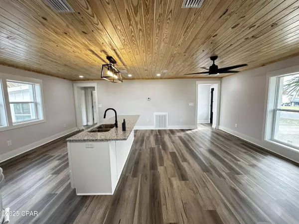 6 Harvard CIR, Panama City, FL 32405