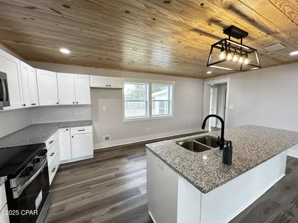 6 Harvard CIR, Panama City, FL 32405