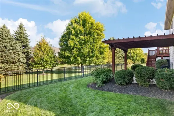 8952 Heatherstone PL, Zionsville, IN 46077