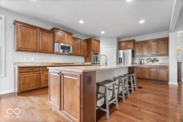 8952 Heatherstone PL, Zionsville, IN 46077