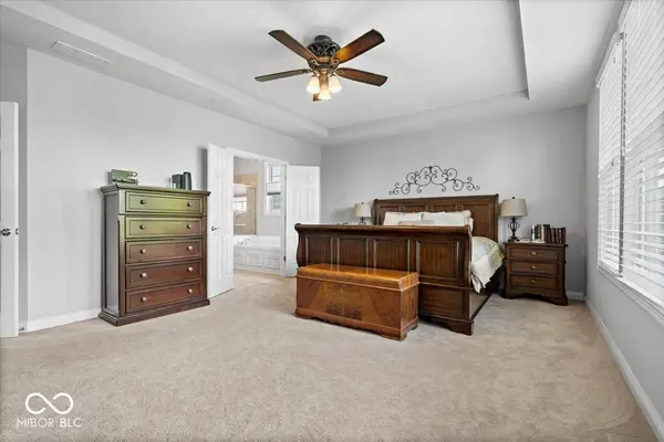 8952 Heatherstone PL, Zionsville, IN 46077