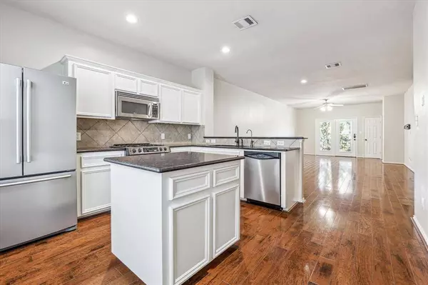 3214 Chenevert ST, Houston, TX 77004