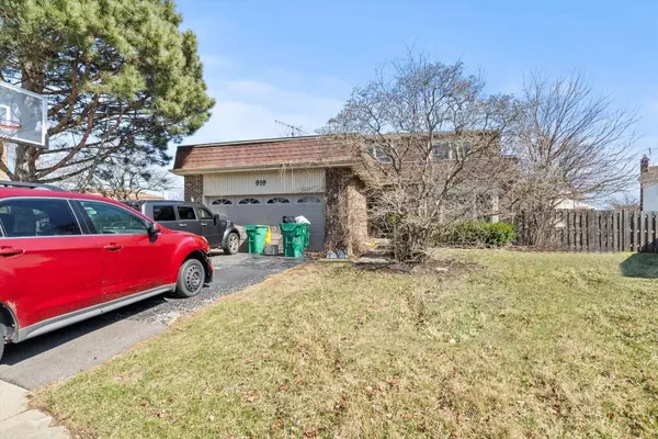 919 Tanglewood DR, Wheeling, IL 60090
