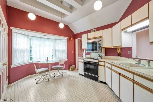 10 Century Ct, Montville Twp., NJ 07045