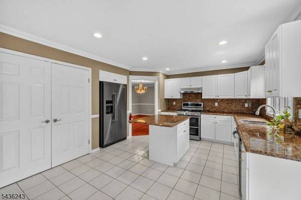 8 Van Duyne Ct, Montville Twp., NJ 07082