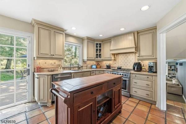 12 Wildwood Dr, North Caldwell Boro, NJ 07006