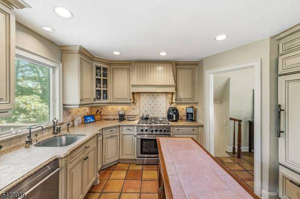 12 Wildwood Dr, North Caldwell Boro, NJ 07006