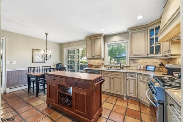 12 Wildwood Dr, North Caldwell Boro, NJ 07006