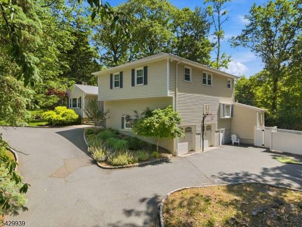 12 Wildwood Dr, North Caldwell Boro, NJ 07006