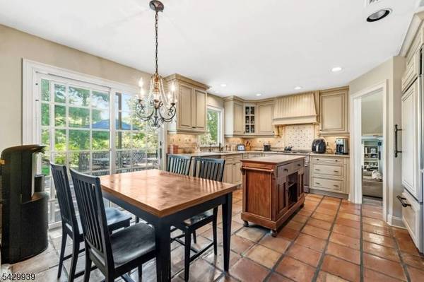 12 Wildwood Dr, North Caldwell Boro, NJ 07006