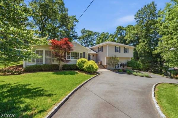 12 Wildwood Dr, North Caldwell Boro, NJ 07006