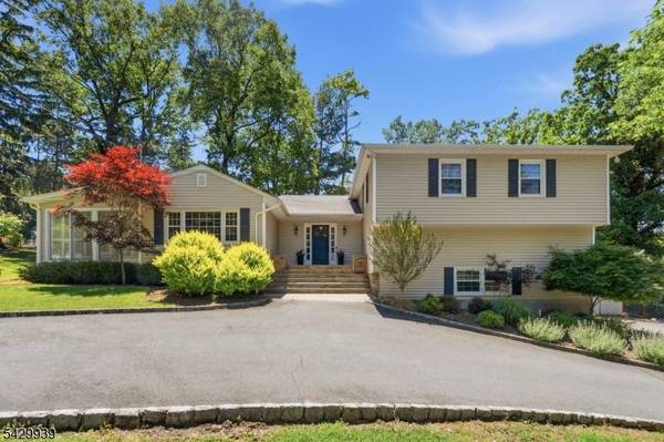 12 Wildwood Dr, North Caldwell Boro, NJ 07006