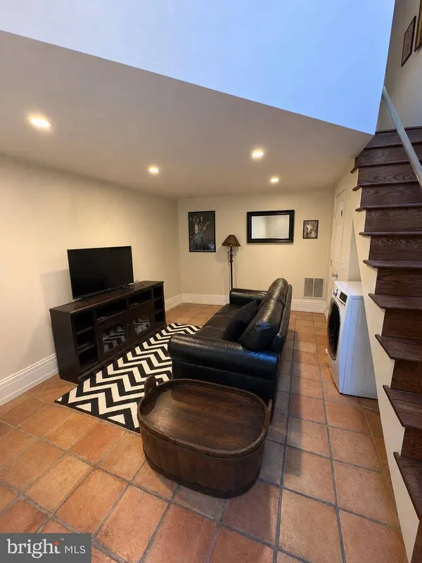 1713 GREEN ST #1, Philadelphia, PA 19130