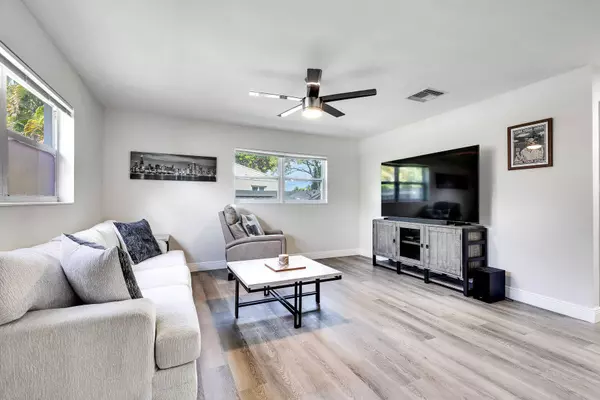 9148 Bamboo DR, Palm Beach Gardens, FL 33410