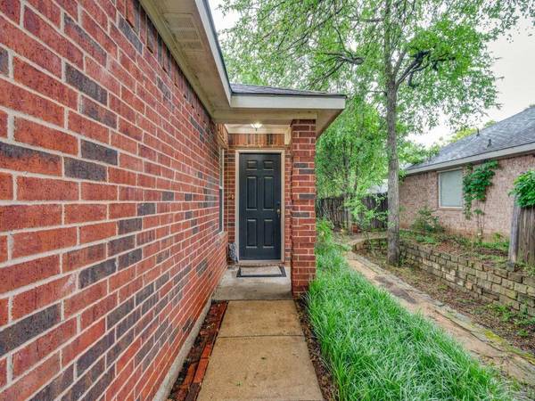 7024 Park Green Drive, Arlington, TX 76001