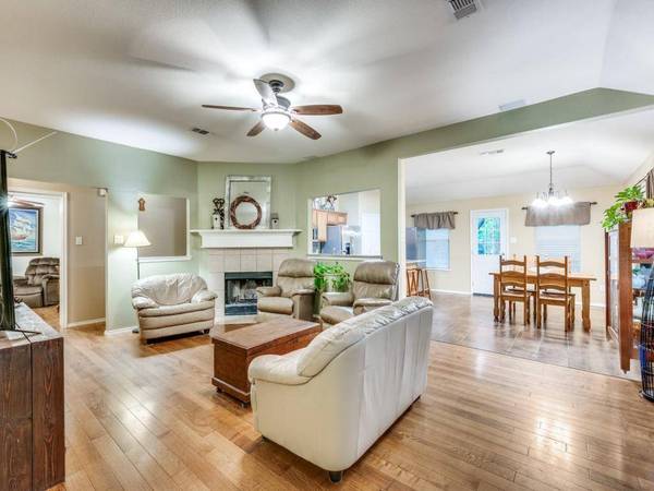 7024 Park Green Drive, Arlington, TX 76001