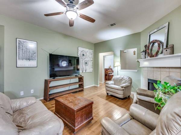 7024 Park Green Drive, Arlington, TX 76001