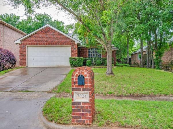 7024 Park Green Drive, Arlington, TX 76001