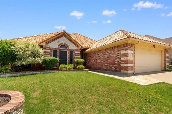810 W Lonesome Dove Trail, Arlington, TX 76001