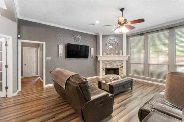 810 W Lonesome Dove Trail, Arlington, TX 76001