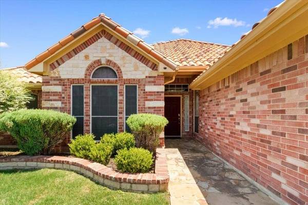810 W Lonesome Dove Trail, Arlington, TX 76001
