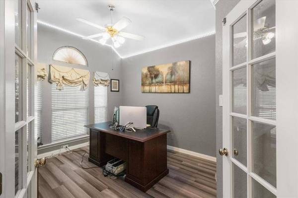 810 W Lonesome Dove Trail, Arlington, TX 76001