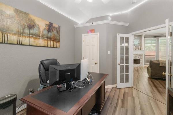 810 W Lonesome Dove Trail, Arlington, TX 76001