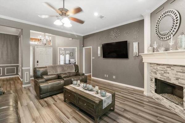 810 W Lonesome Dove Trail, Arlington, TX 76001