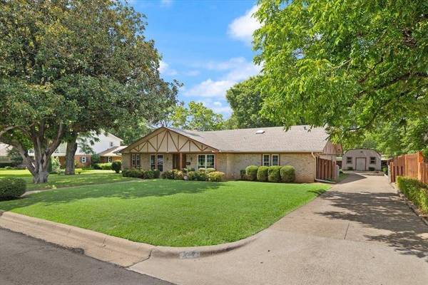 1705 Wellington Court, Arlington, TX 76013